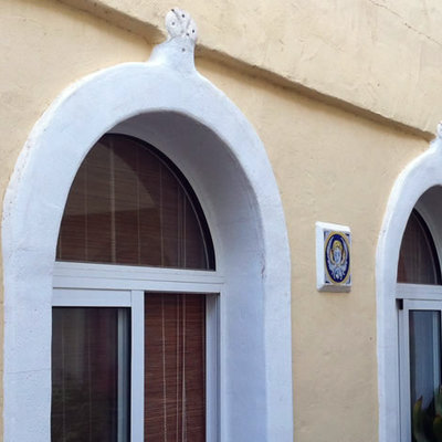 Espacio de acceso a jardín interior con pavimento impreso con técnicas propias personalizadas, escudo guijarros, etc..