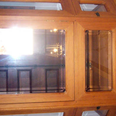 Esquinzel o Cancela en madera de norte viejo.