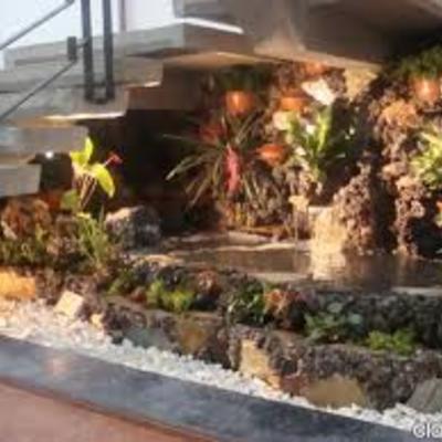 ESTANQUE CON CASCADA BAJO ESCALERA