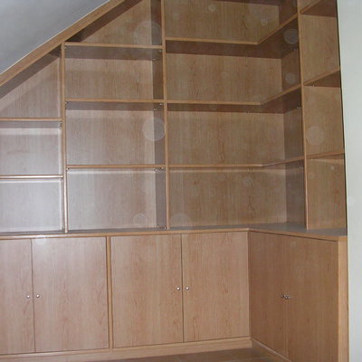 Estanteria abuhardillada