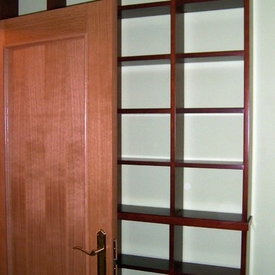 Estanteria tras puerta
