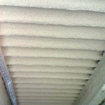 Estructura de madera con malla y mortero de perlita