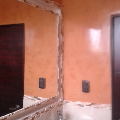 Baño alicatado y decorado con estuco veneciano con cera.