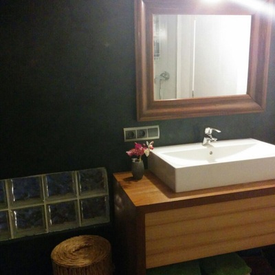 Estuco negro,mueble y espejo de madera lacado