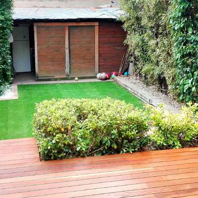 tarima exteior ipe y césped artificial