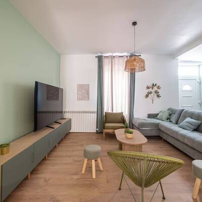 - Salón acogedor con detalles en madera