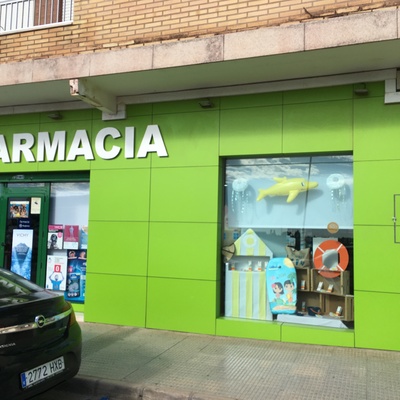 Limpieza de fachada de farmacia