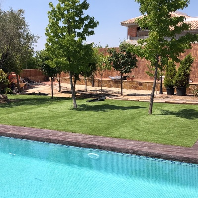 Piscina con jardin