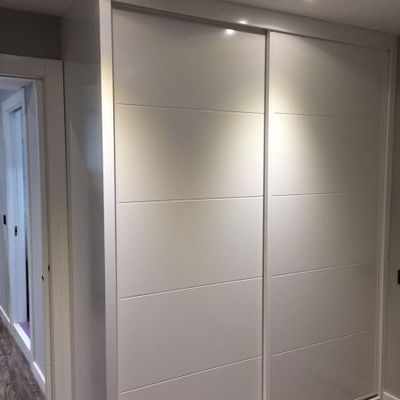 frente de armario lacado en blanco con fresado 4 rayas