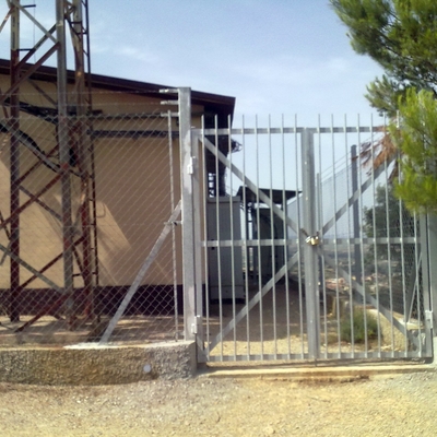 Fabricación y colocación de puerta de parcela galvanizada