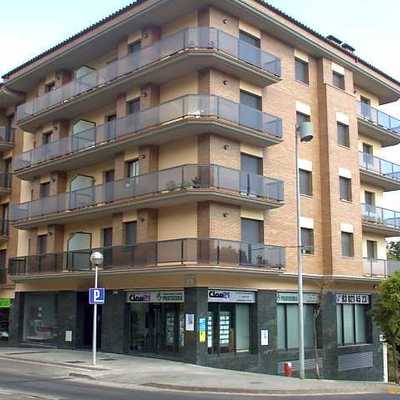 Façana de l'oficina i promoció obra nova Passeig Indústria de Berga