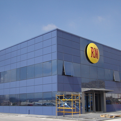 FACHADA DE MURO CORTINA Y PANEL COMPOSITE