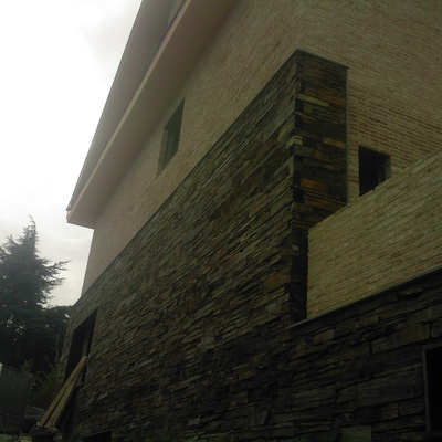 fachada de pizarra y ladrillo rustico