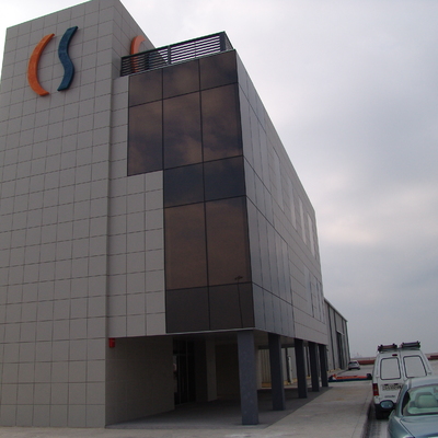 FACHADA MURO CORTINA Y PANEL CERÁMICO