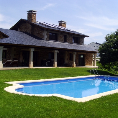 fachada posterior desde piscina