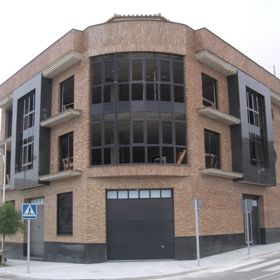 Fachada Principal de Edificio Plurifamiliar de nueva construcción