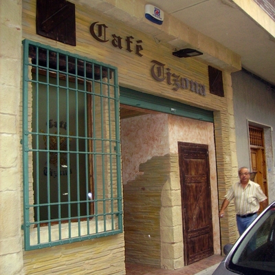 FACHADA REALIZADA CON PANELES DE POLIESTER