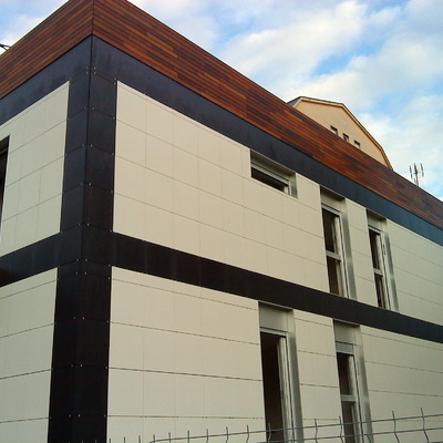 FACHADA VENTILADA PORCELANICO Y MADERA