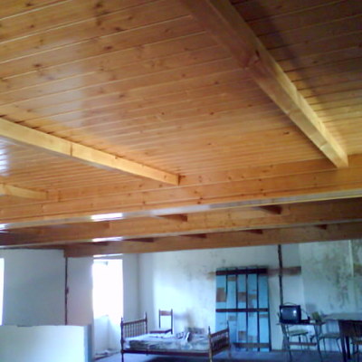 FALSO TECHO CON ABETO COLOR MIEL BARNIZADO