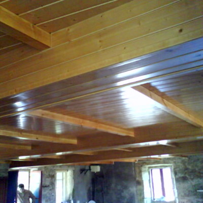 FALSO TECHO CON ABETO COLOR MIEL BARNIZADO