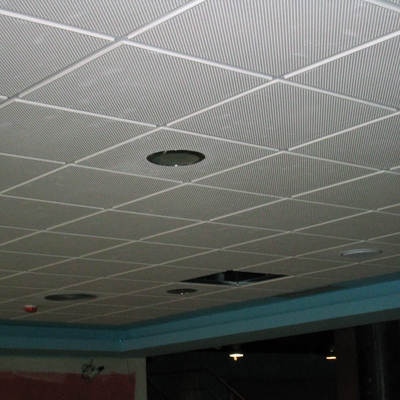 Falso techo de escayola aligerada