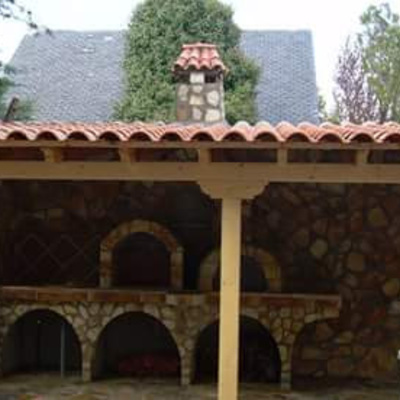Porche de madera,horno y barbacoa y colocacion de piedra
