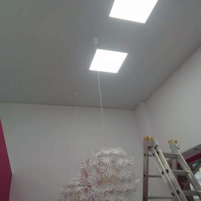 Pantallas de led y lamparas colgadas