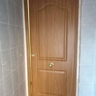 Cambio de puerta antigua de entrada, por una blindada