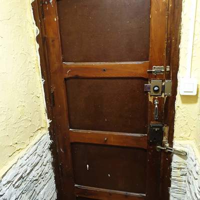 Cambio de puerta antigua de entrada, por una blindada
