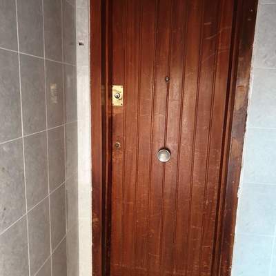 Cambio de puerta antigua de entrada, por una blindada