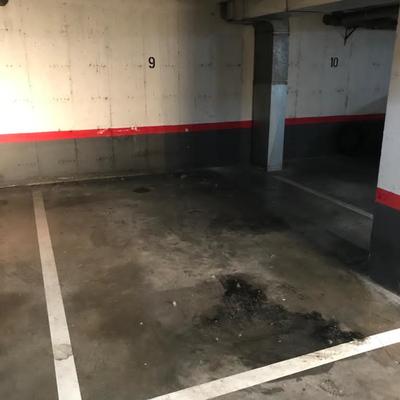 Plaza de garaje antes de la limpieza