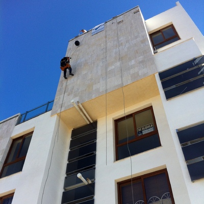 Fijación piezas de la fachada en Paseo del Progreso