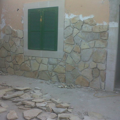 Forraje de piedra en fachada