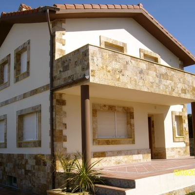 FORRAMIENTO DE CHALET EN TRAVERTINO AMARILLO