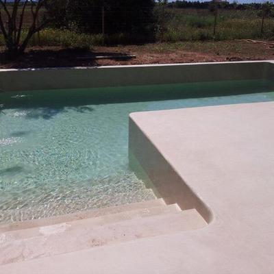 foto 4MM_decoración de micro cemento en borde exterior de piscina