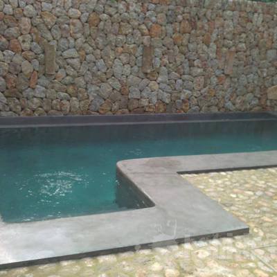 foto 4MM_decoración de micro cemento en superfície exterior de piscina