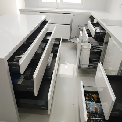 INTERIOR DE LOS ARMARIOS