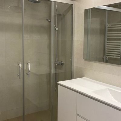 BAÑO CON DUCHA AMPLIA