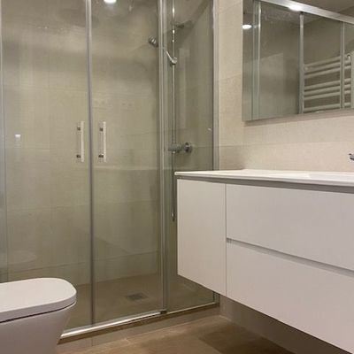 BAÑO CON DUCHA AMPLIA