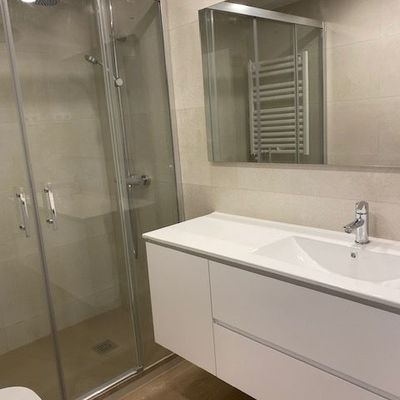 BAÑO CON DUCHA AMPLIA