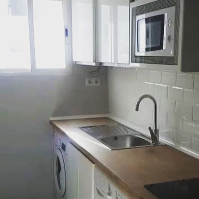 Cocina reformada en piso para alquilar