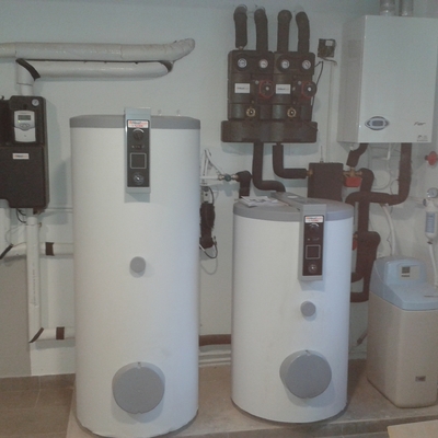 Caldera con acumulador solar y colectores suelo radiante