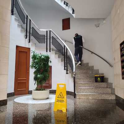 Limpieza diaria de edificio.