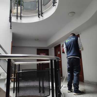 Limpieza diaria de edificio.