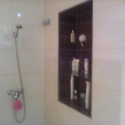 Ducha baño 2 con estanterias de cristal empotradas