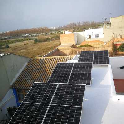 6 paneles con estructura inclinada