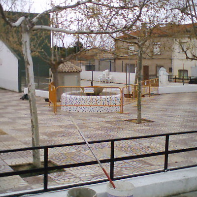 Fuente con trencadis en plaza de Casas de Pradas