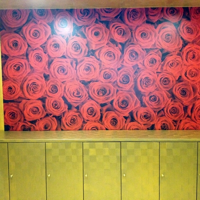 fotomural con mueble pintado en dorado 