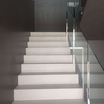 Paredes y escalera revestidas de microcemento