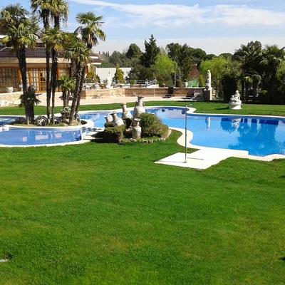 Piscina exterior en embajada en La Moraleja (MADRID)